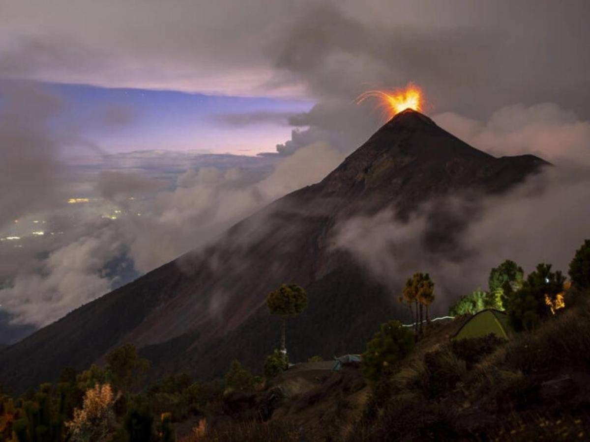 Volcán de Fuego incrementa actividad explosiva en Guatemala