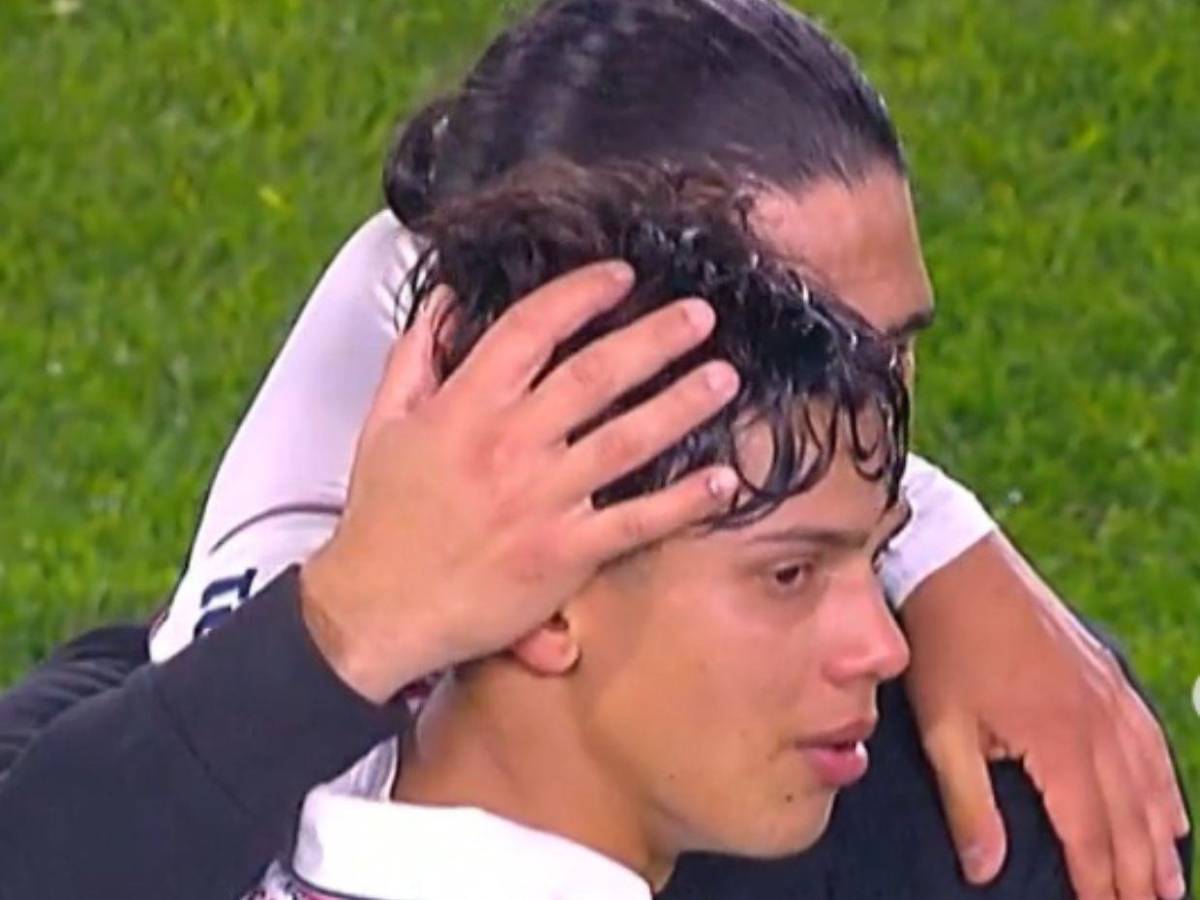 El emotivo momento de un padre e hijo que se enfrentaron en un partido de fútbol en Uruguay