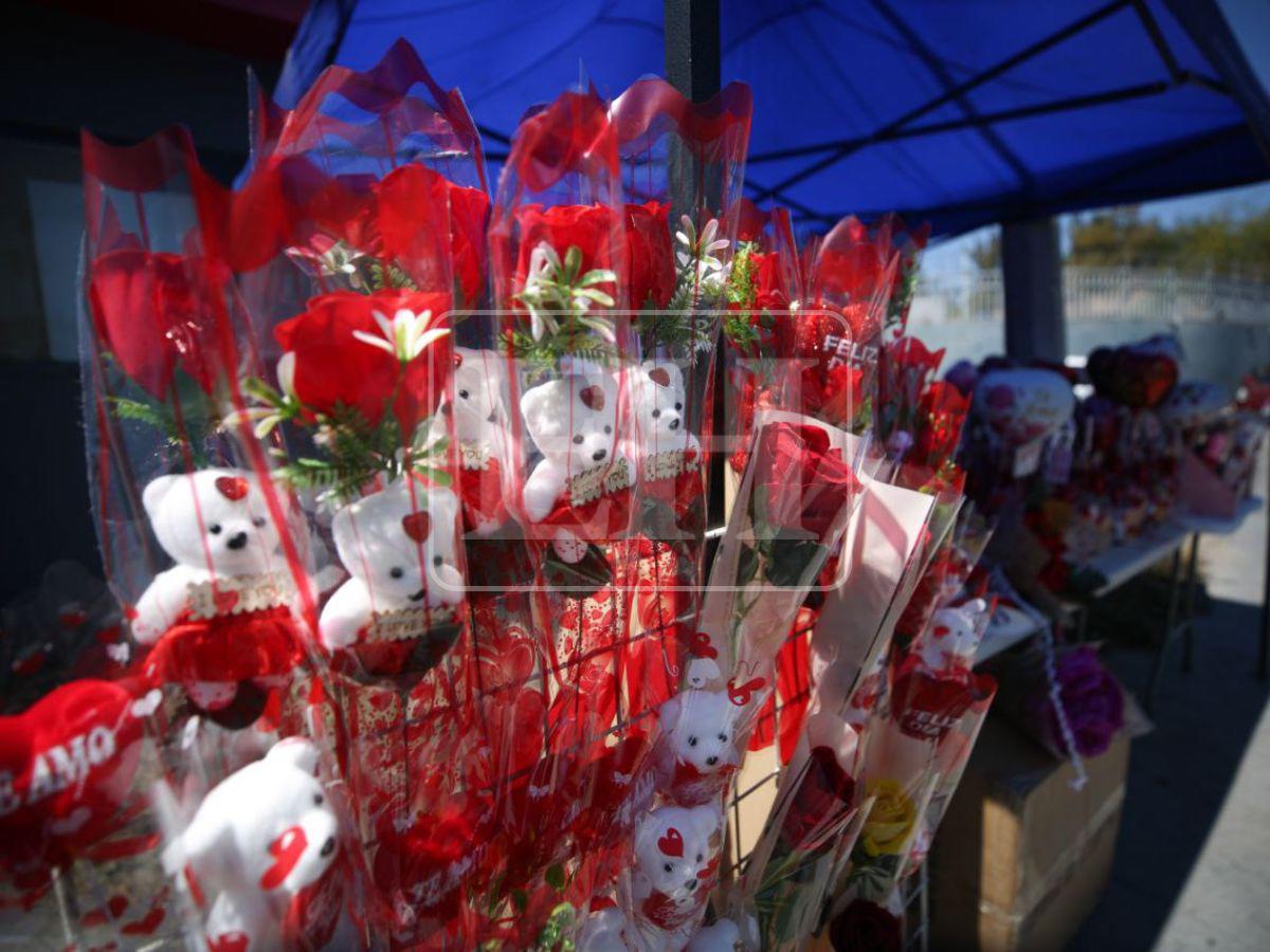 Flores, tazas y globos: así se vive el Día del Amor y la Amistad en la capital