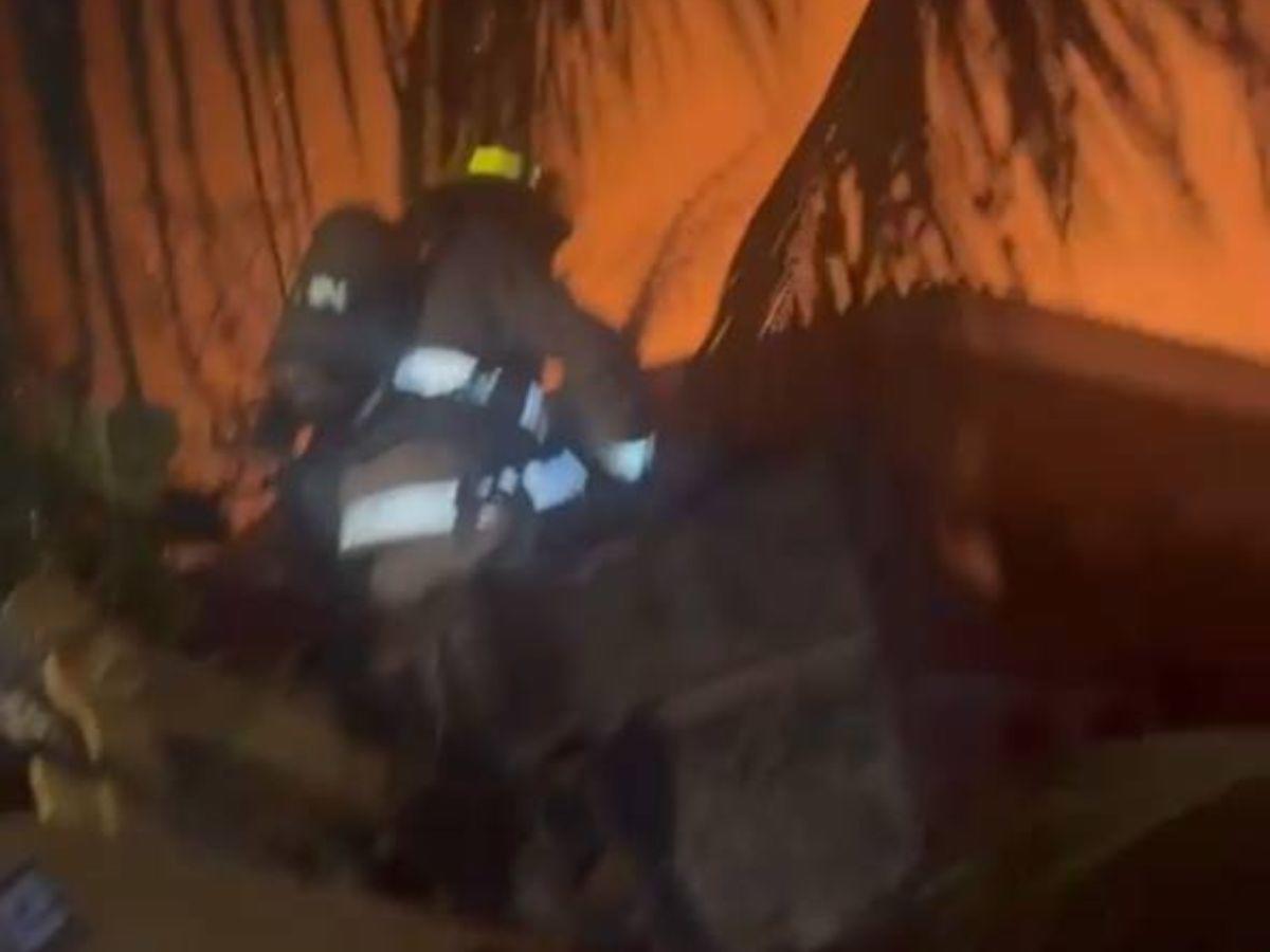 En imágenes: Fuertes llamas consumen complejo de famoso hotel en Roatán