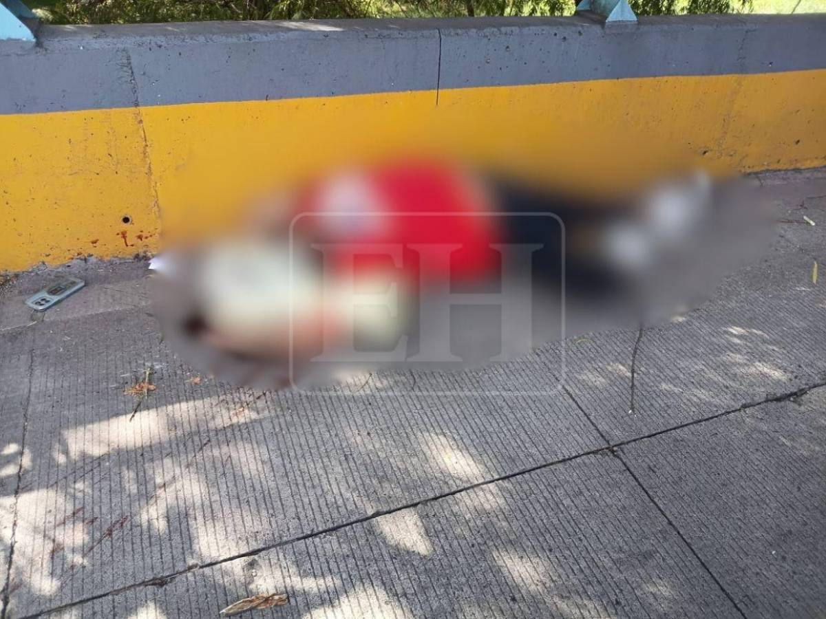 Un celular, unas flores y una nota: escena donde quedó el cuerpo de Winiker Galeas en la vía rápida