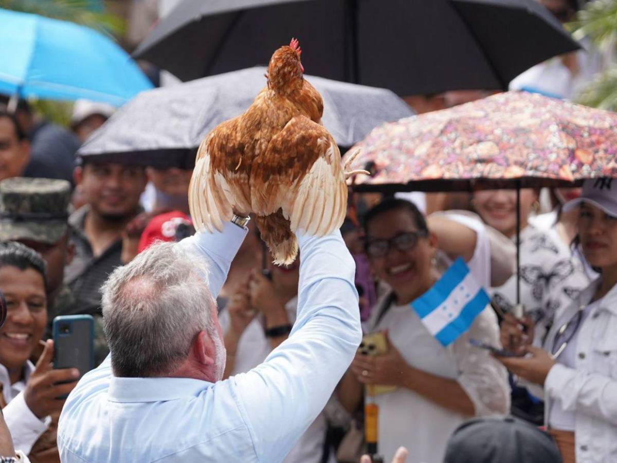 Entre bailes y un pollo en manos: Roberto Contreras se suma a los desfiles patrios en SPS