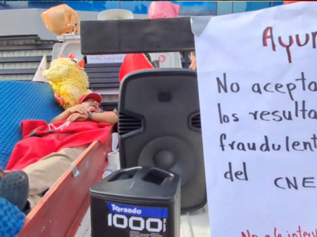 Militante de Libre realiza huelga de hambre frente al RNP: No aceptamos los resultados