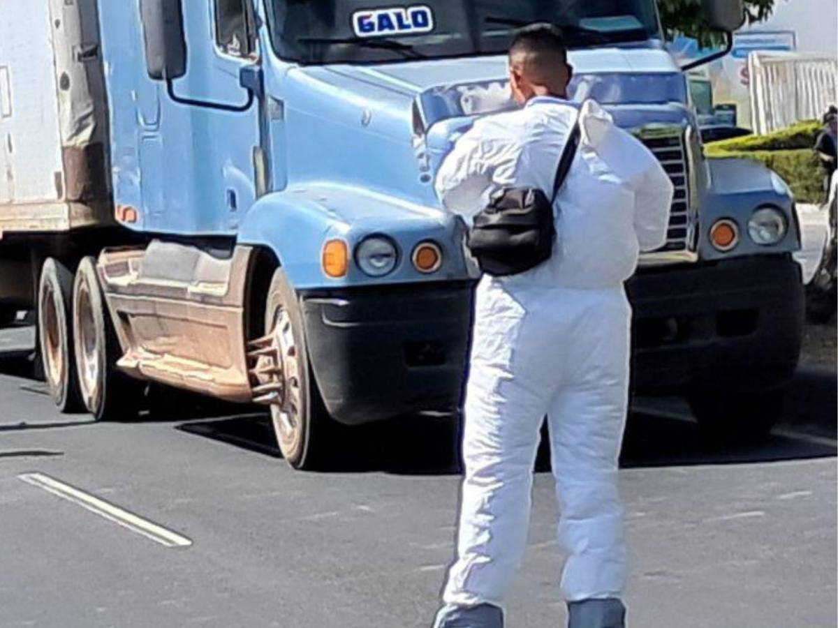 Entre las llantas de una rastra: Motociclista muere atropellado en el bulevar FF AA