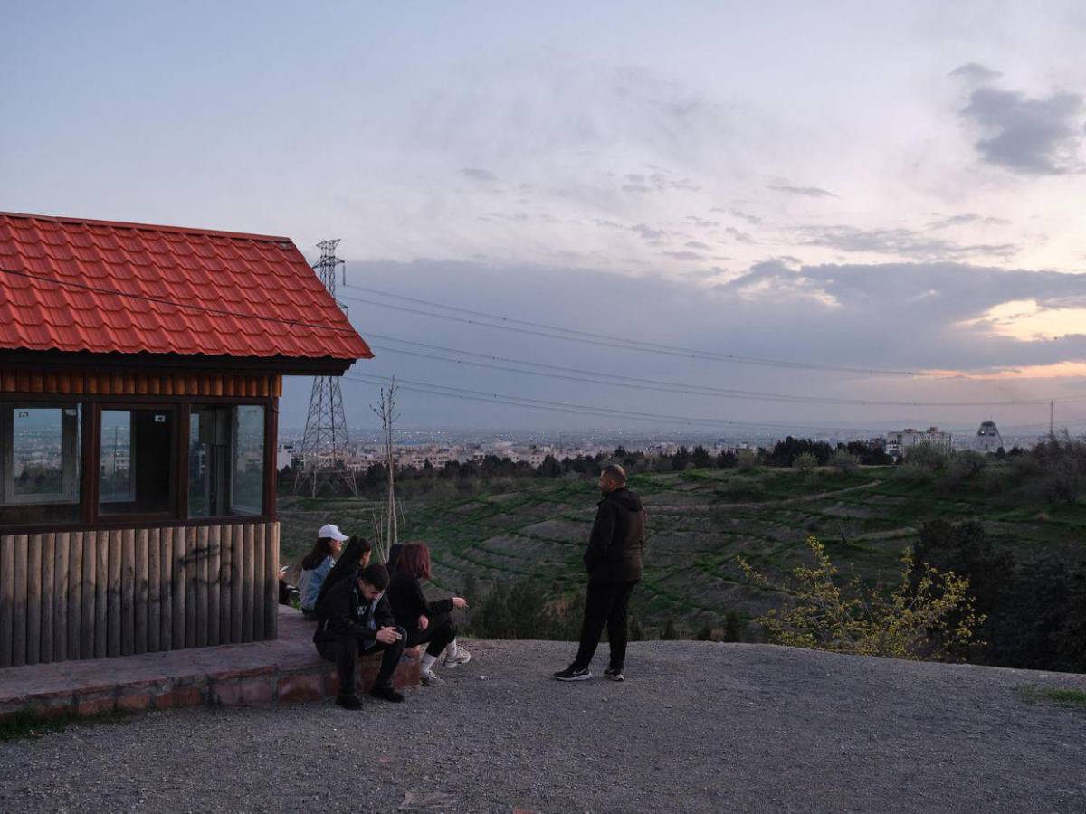 Van al parque, realizan picnic y asados: la vida de los iraníes en plena guerra con EUA