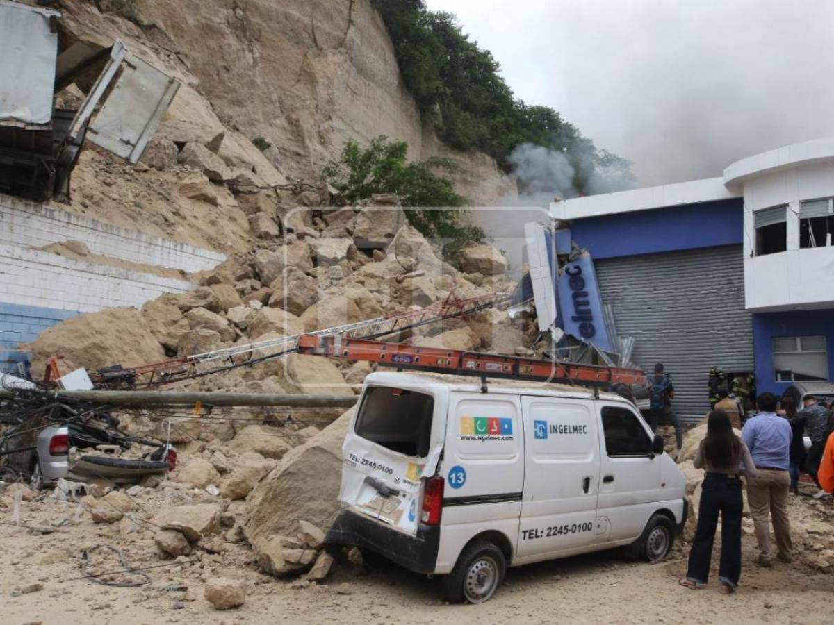 EN FOTOS: Empleados rescatados y bodegas en cenizas tras incendio en el anillo periférico