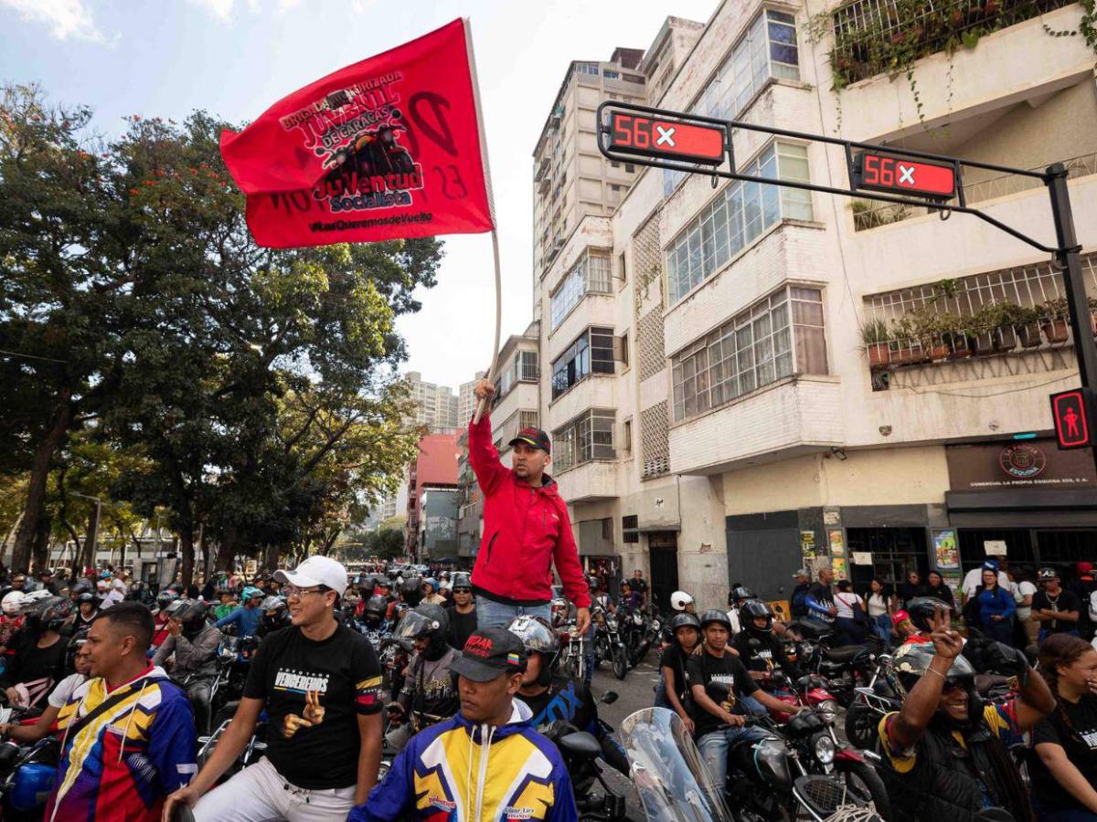 Disfrazados de Maduro y Cilia, jóvenes chavistas marchan en Caracas pidiendo su liberación