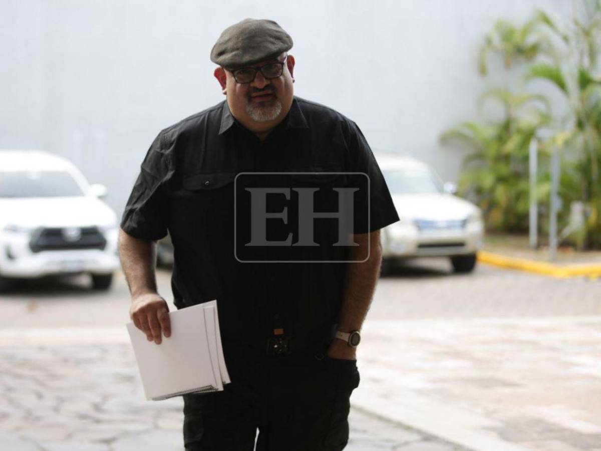 Funcionarios llegan a Casa Presidencial para Consejo de Ministros en medio de controversia por decreto