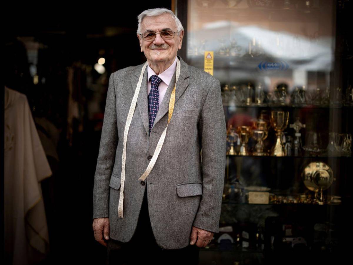 Mancinelli, sastre que viste a los papas, prepara el traje del próximo pontífice