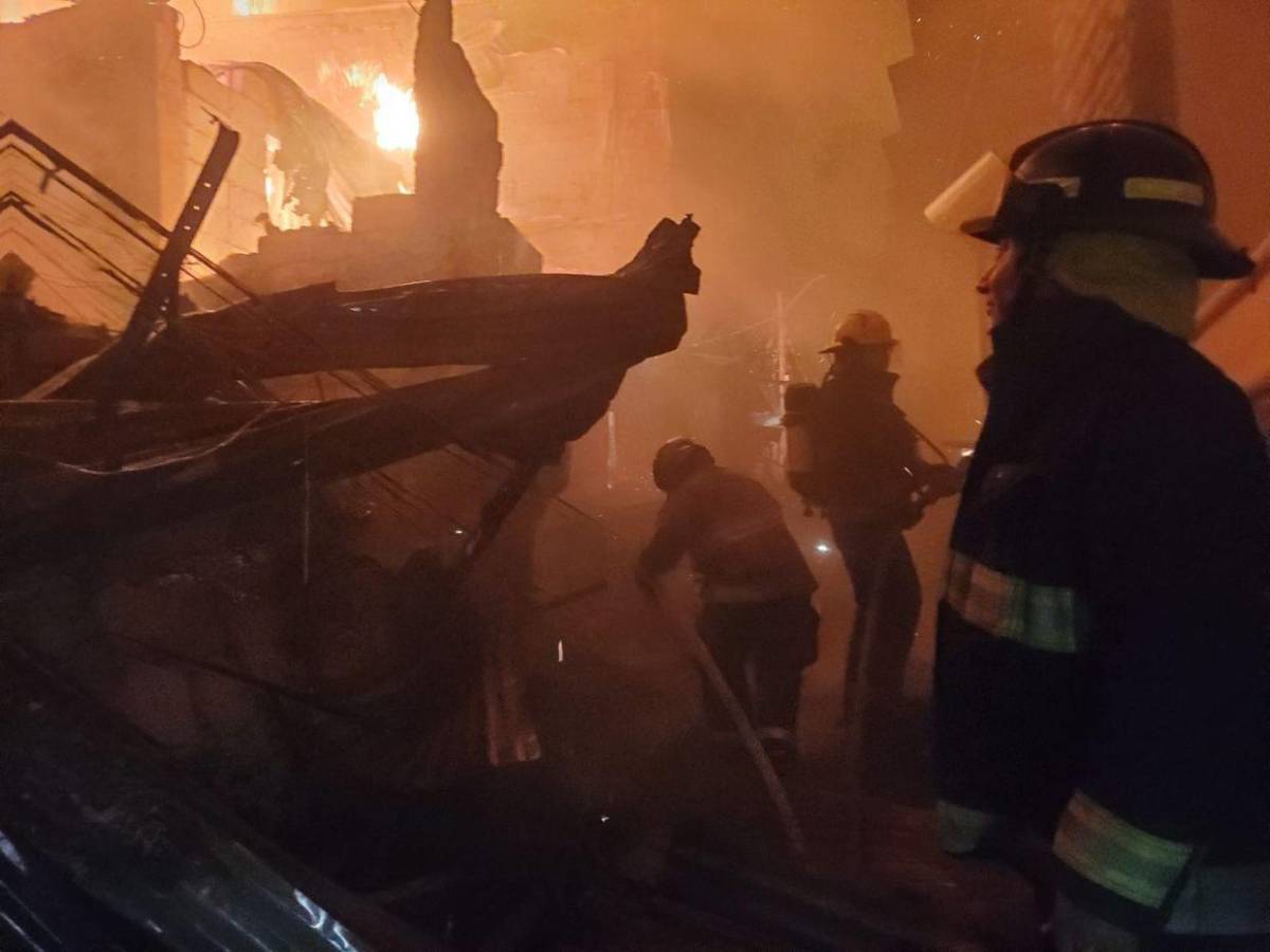 Adultos mayores sufren quemaduras tras incendio que arrasó con seis viviendas en barrio San Martín