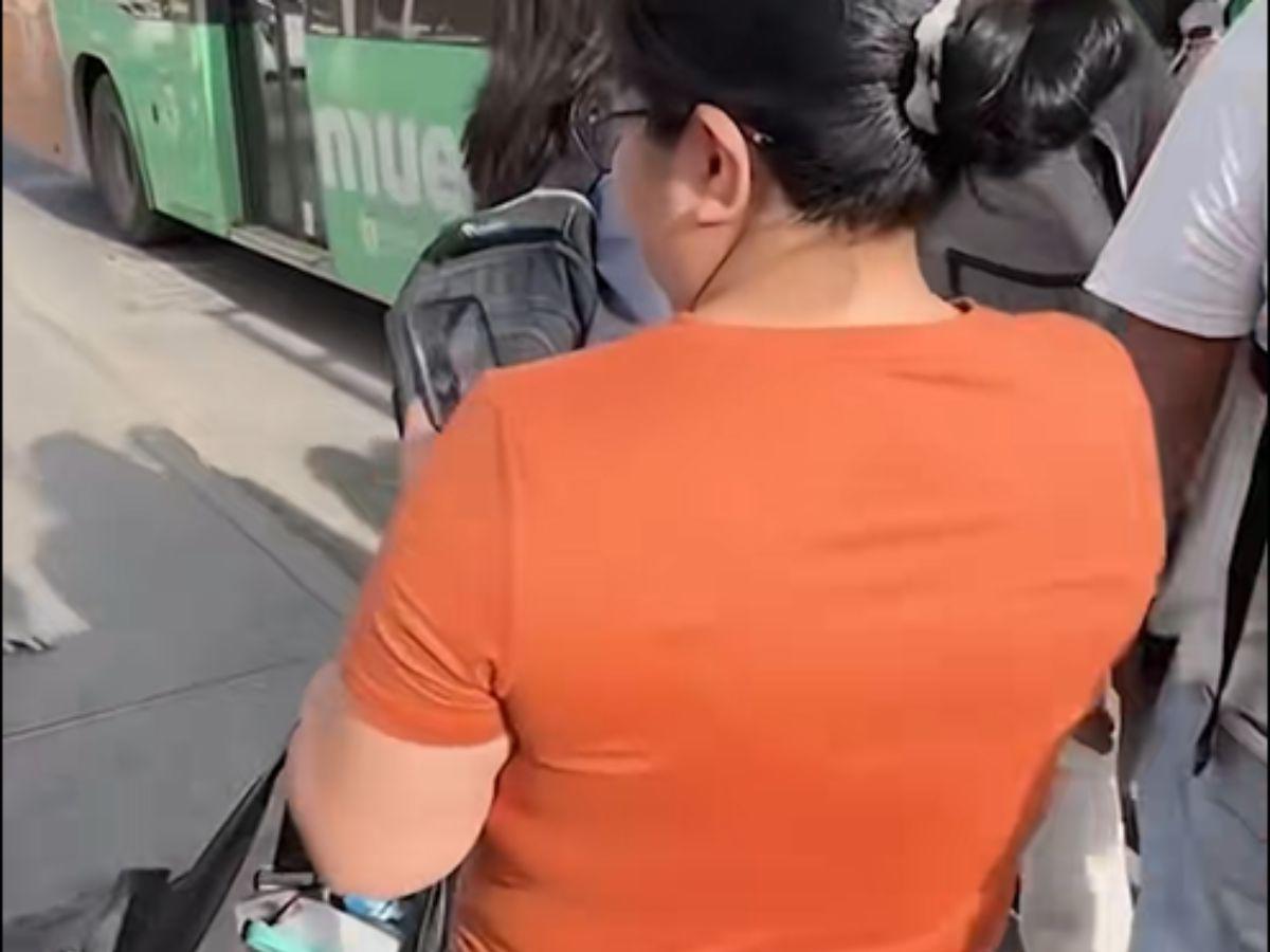 Por eso los atropellan: conductor de un autobús le cerró la puerta a un joven 'therian'