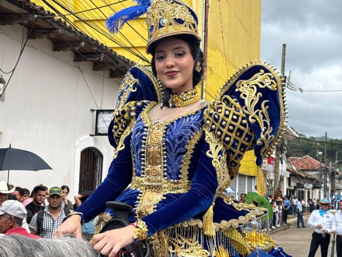Alta costura y elegancia: palillonas de Danlí, El Paraíso, impactan con sus trajes patrióticos