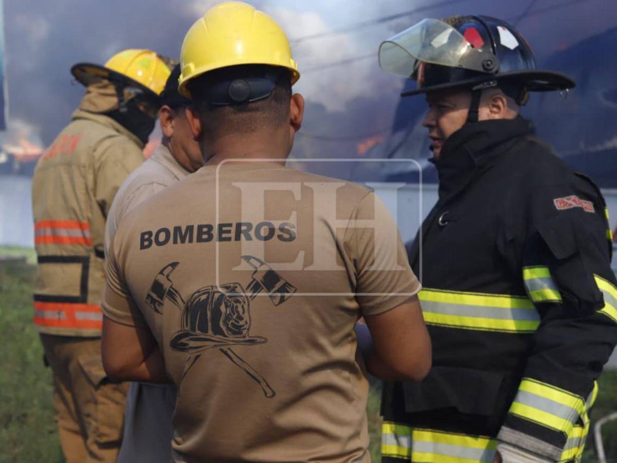 FOTOS: Voraz incendio consume empresa de madera en Choloma; bomberos luchan por apagarlo
