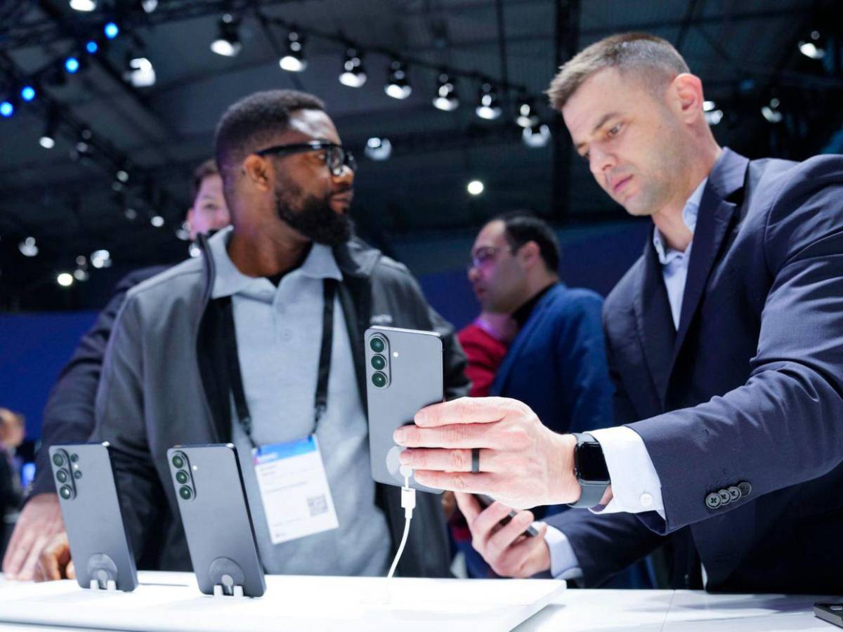 El rey Felipe VI abre el MWC 2026 en Barcelona, dominado por IA y robots