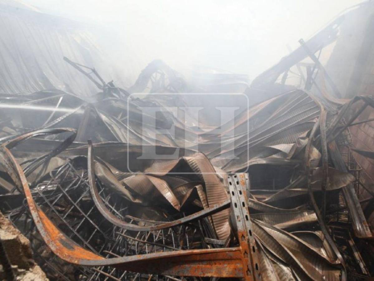 Rostros fatigados y seis horas sofocando las llamas: bomberos continúan con el rescate tras incendio