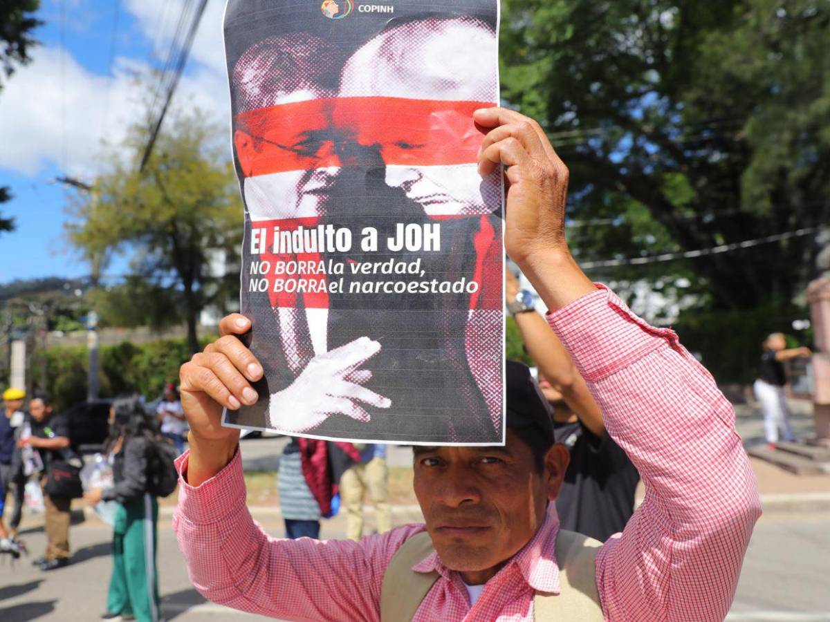 Protestan frente a Embajada de EE UU contra el indulto de Donald Trump a JOH