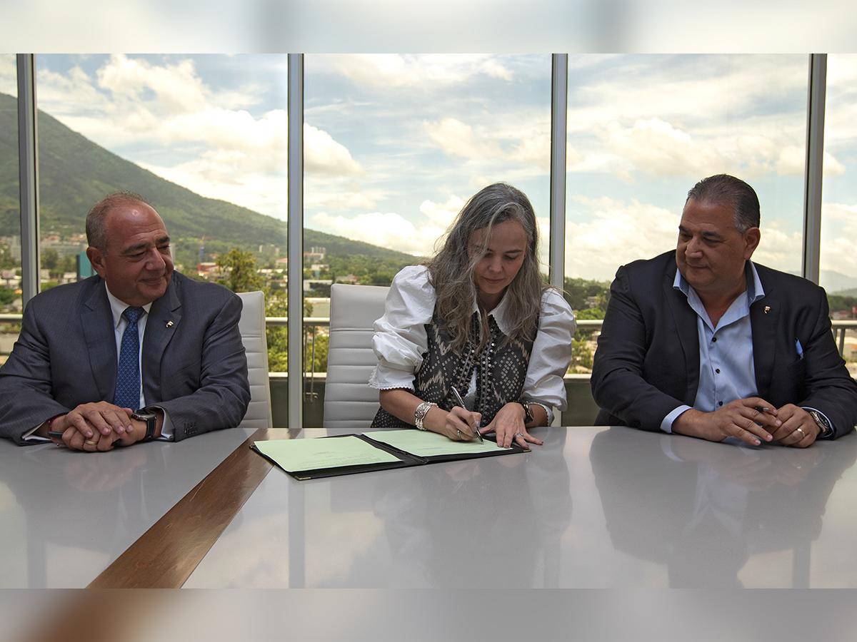 Momento en el que los ejecutivos realizan la firma de acuerdo, con el que se concreta la adquisición de ASESUISA por parte del Grupo Financiero Ficohsa.