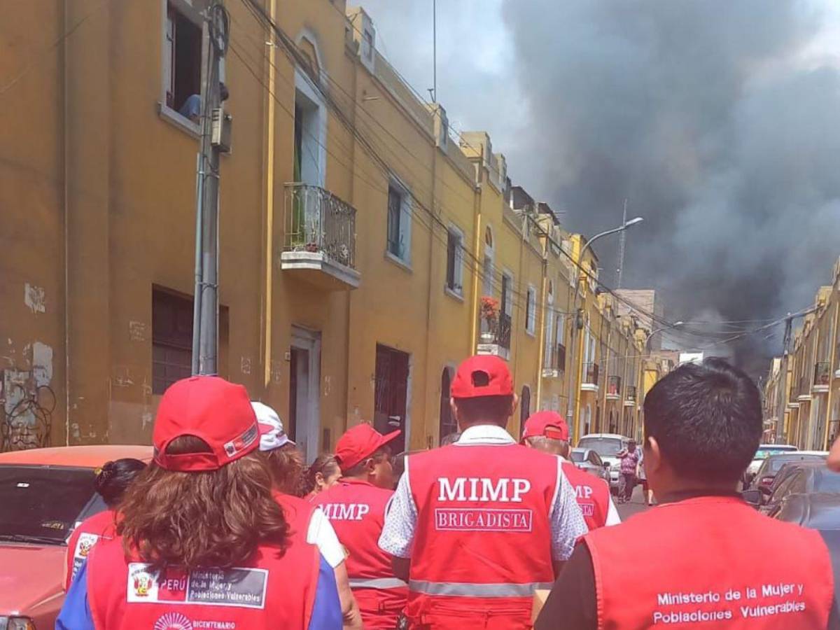 Incendio en Lima: bomberos luchan contra llamas en almacenes de juguetes