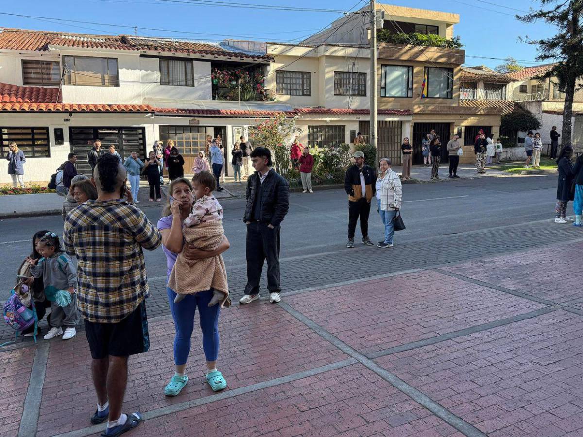 Varios muertos, personas atrapadas y edificios colapsados tras terremoto de 7.4 en Colombia