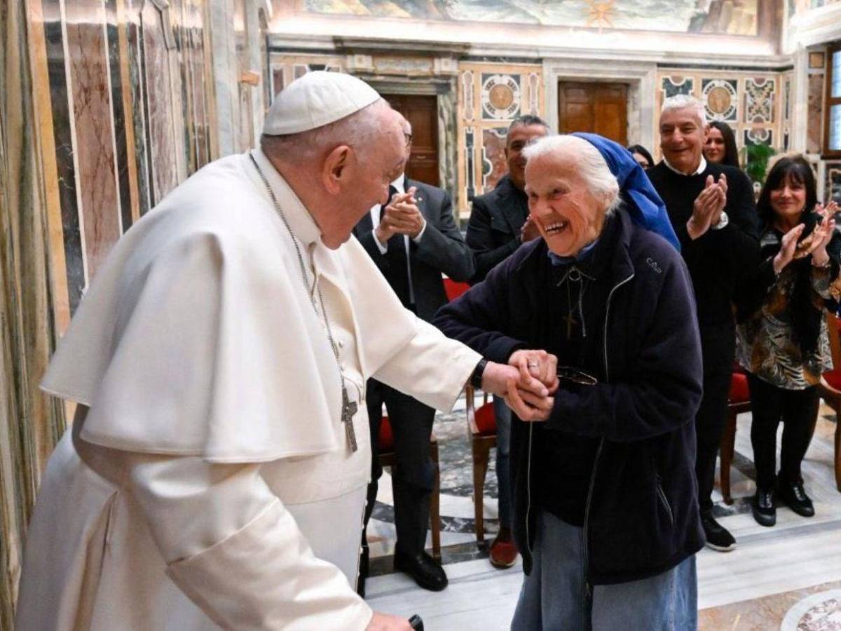 ¿Quién es la monja amiga del papa Francisco que lloró frente a su ataúd?