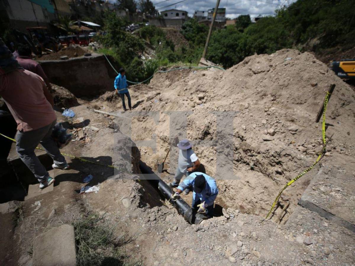 Avanzan obras en la colonia Reynel Fúnez ante socavón por colapso de caja puente