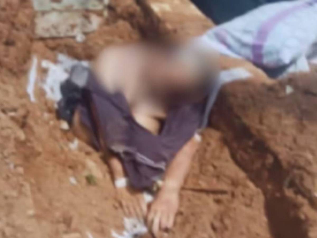 Sentado sobre su propia tumba encuentran cadáver en cementerio de Brasil