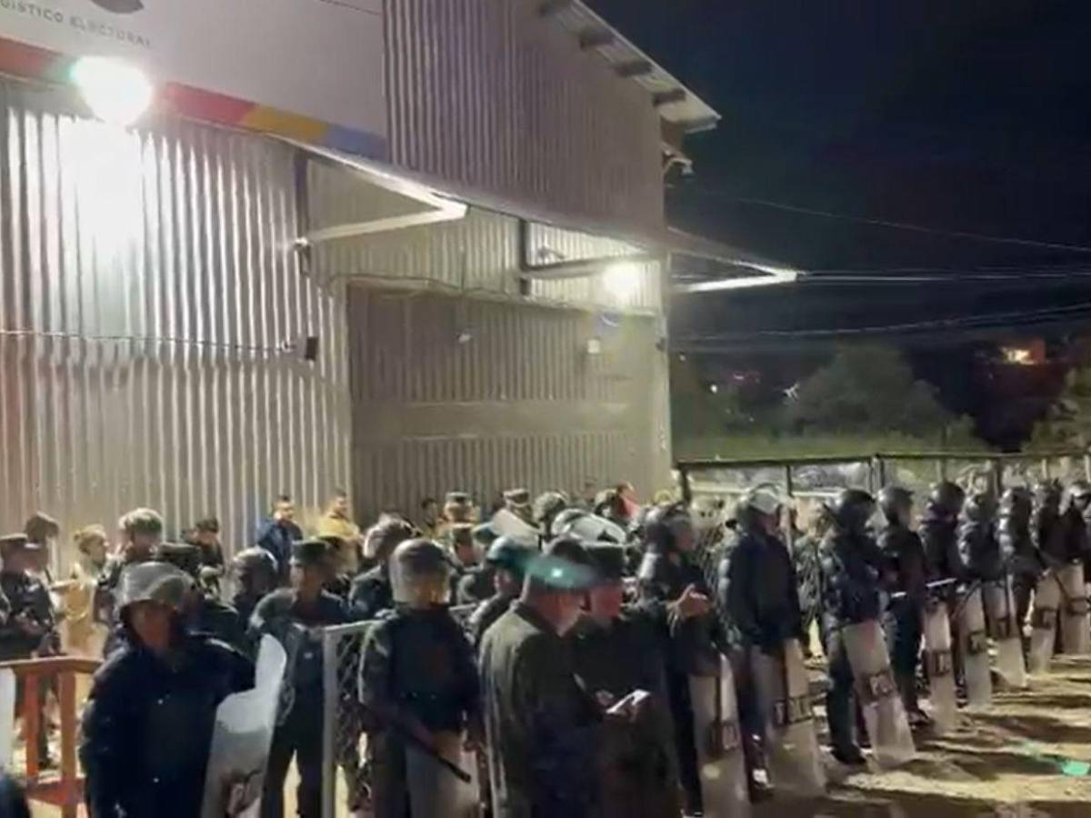 Voto por voto: tensión en las afueras del CLE en el Infop por retraso en recuento electoral