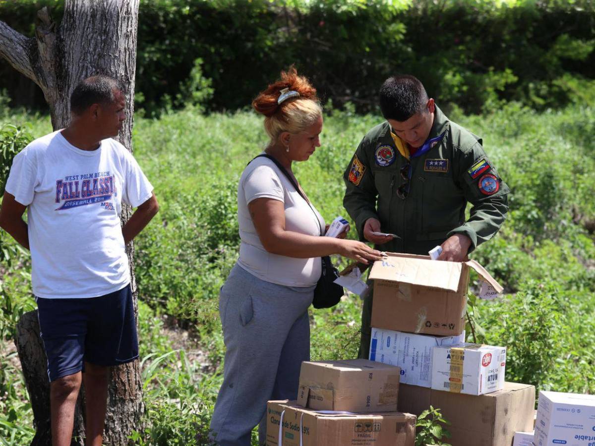 Hay que buscar evacuar rápido, yo perdí todo: habitantes de La Guaira siguen recibiendo ayuda tras terremoto