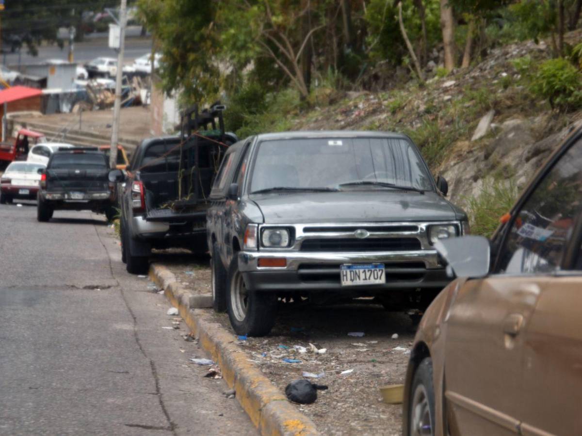 Vehículos mal estacionados colapsan el acceso a la colonia Centroamérica Oeste