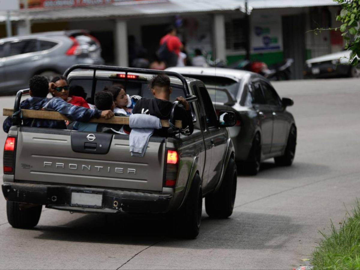 En larga caravana y bajo lluvia: así retornan capitalinos por carretera al sur