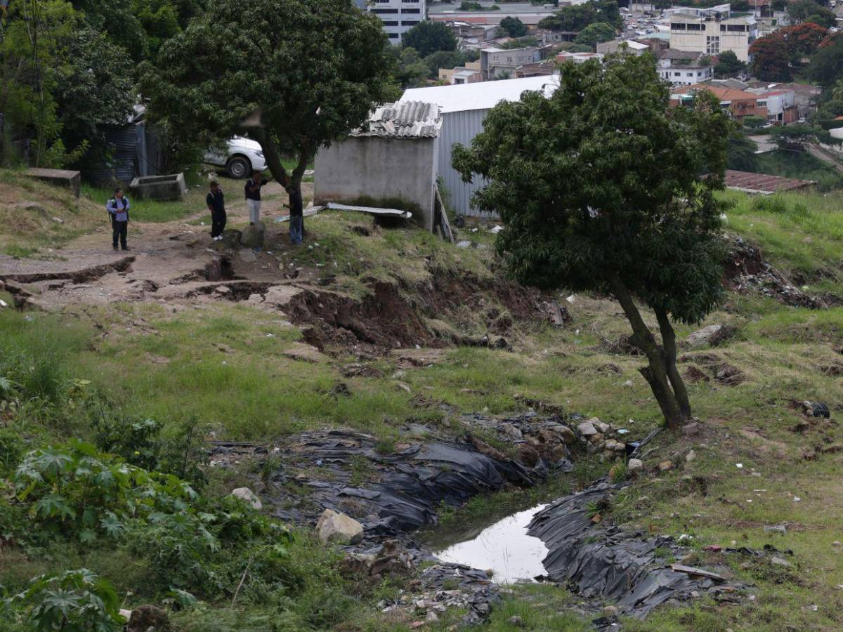 Con miedo y sin dormir:  Familias de la Guillén temen nuevos derrumbes en la zona cero