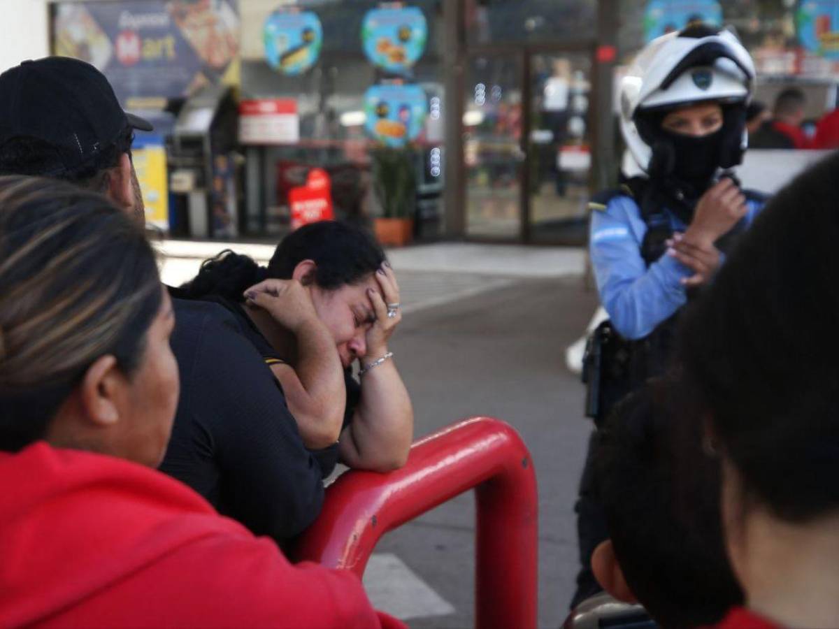 Imágenes de dolor e impotencia: acribillan a mototaxista en una gasolinera de Comayagüela