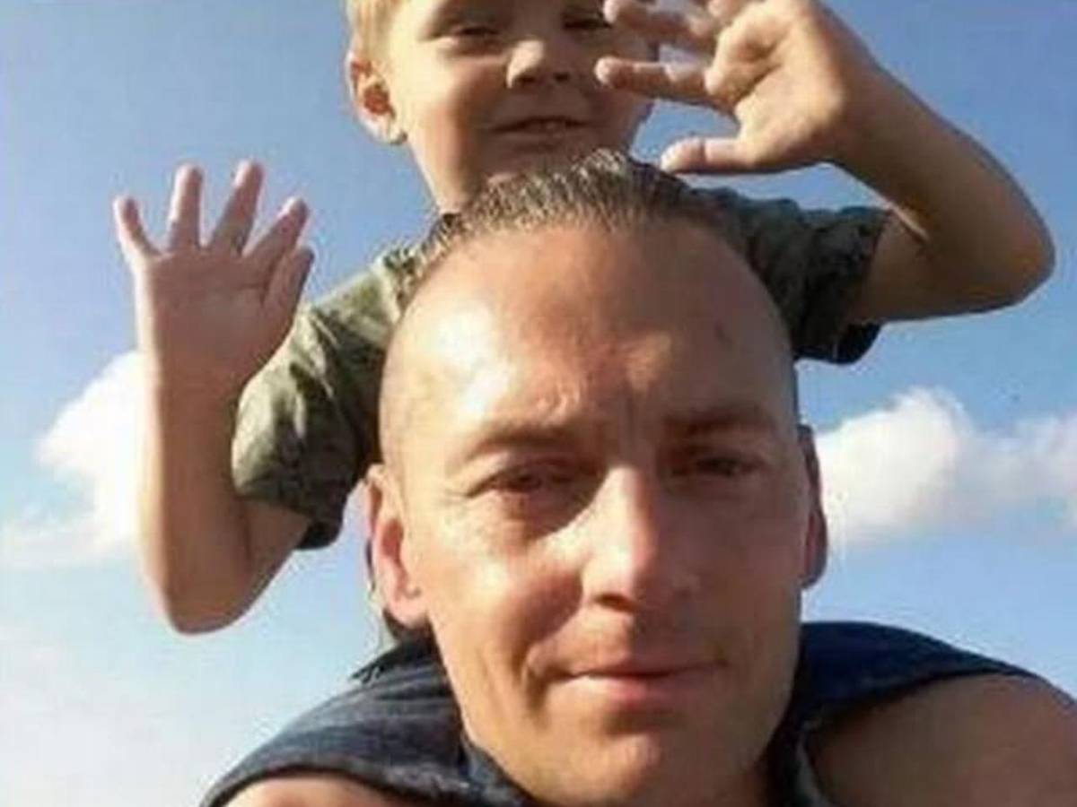 Hombre murió de un paro cardiaco mientras cargaba el ataúd de hijo en Inglaterra