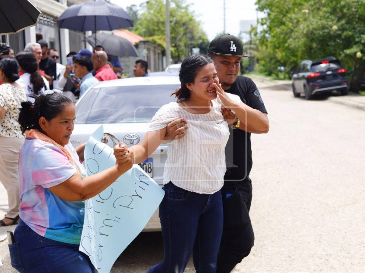 Entre lágrimas y exigiendo justicia: Así se presentó madre de Elvia Gómez a audiencia de Daniel Meraz
