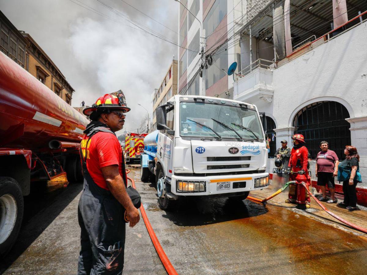 Incendio en Lima: bomberos luchan contra llamas en almacenes de juguetes