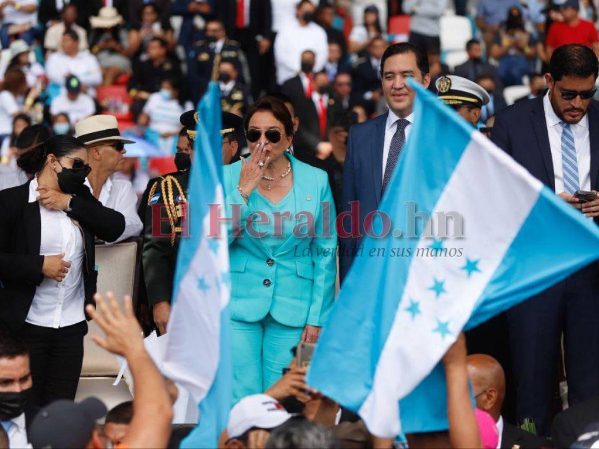 La presidenta interactuando con algunos ciudadanos que pasaban frente al estrado.