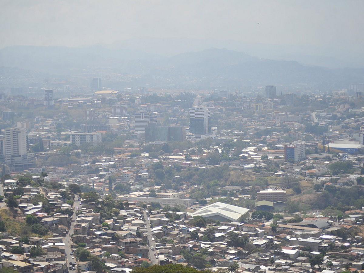 Con normalidad operan vuelos en Toncontín pese a capa de humo en Tegucigalpa
