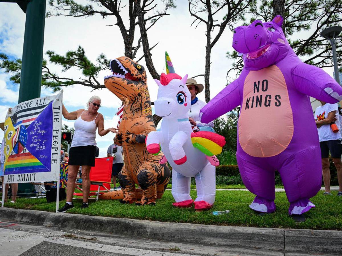 Miles de personas en todo EE.UU. protestan contra Trump: No queremos Reyes