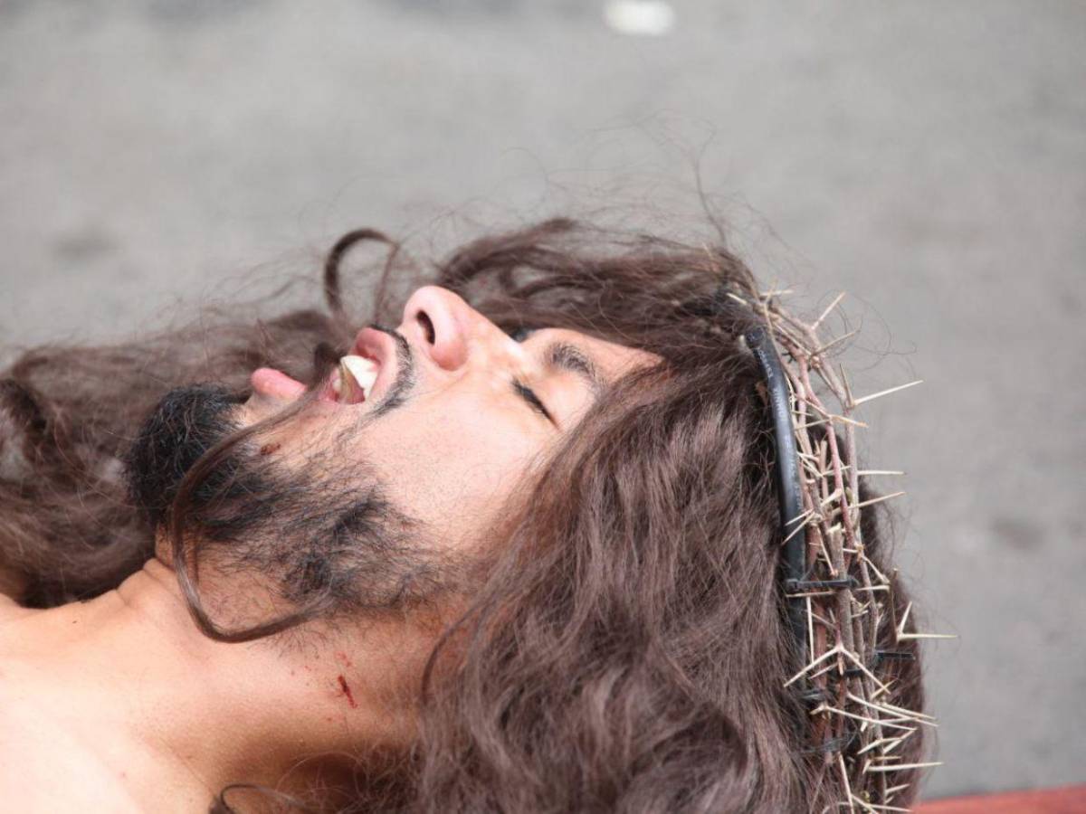 En Fotos: la agonía en la crucifixión de Jesús durante el Vía Crucis de Viernes Santo