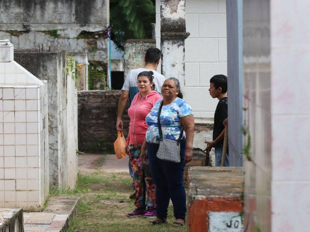 Flores y recuerdos: capitalinos coronan a sus difuntos en el Cementerio General