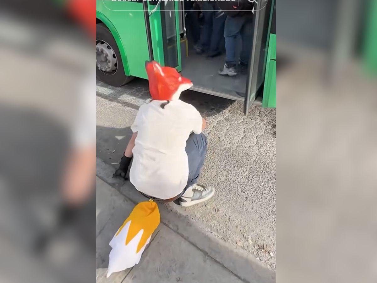 Por eso los atropellan: conductor de un autobús le cerró la puerta a un joven 'therian'