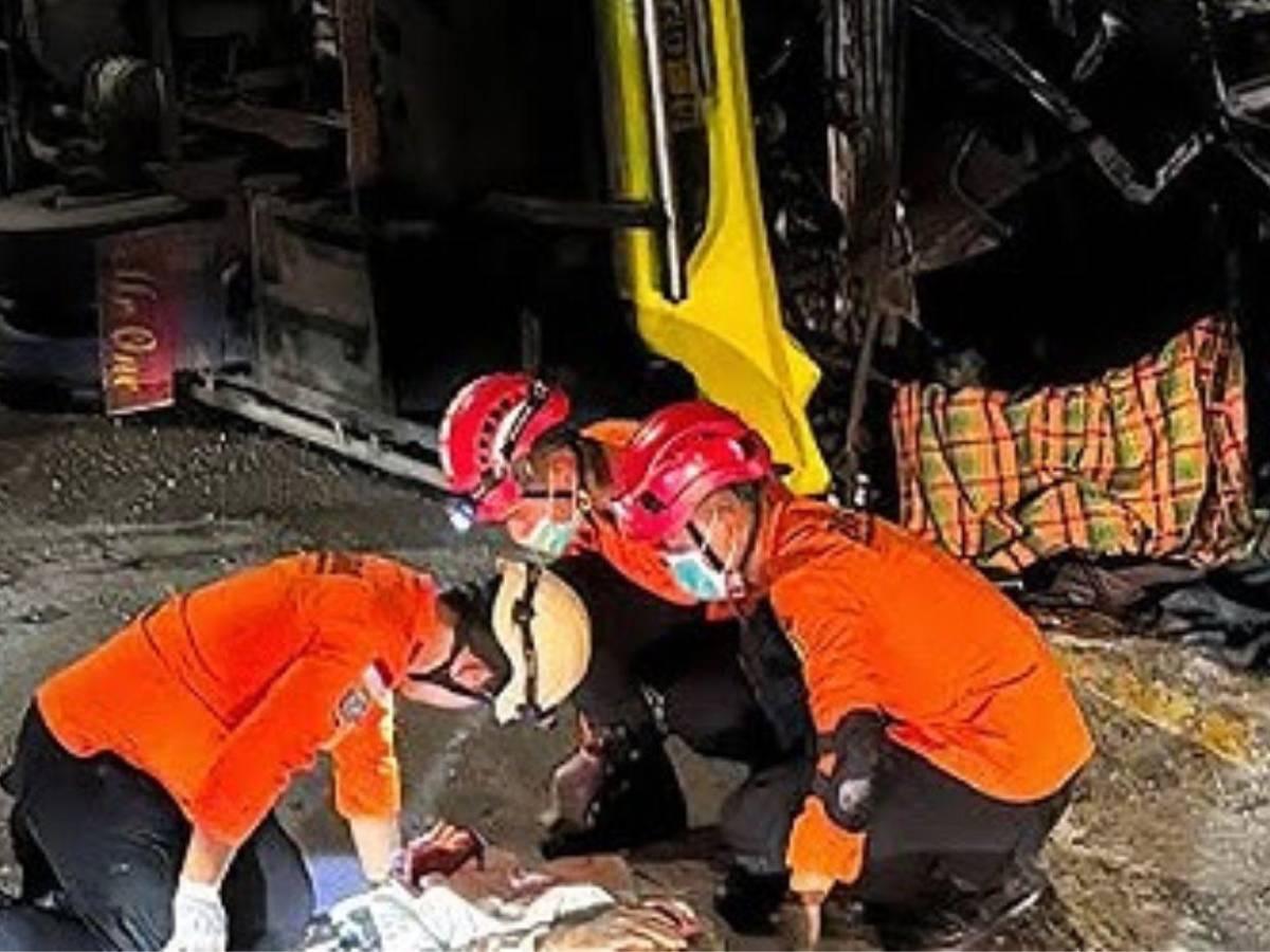 Tragedia en Indonesia: unos 16 muertos deja choque entre un autobús y camión cisterna
