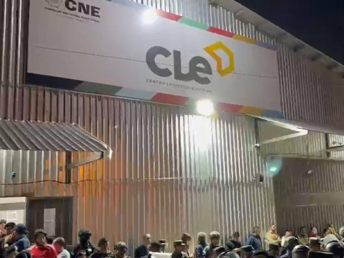 Voto por voto: tensión en las afueras del CLE en el Infop por retraso en recuento electoral