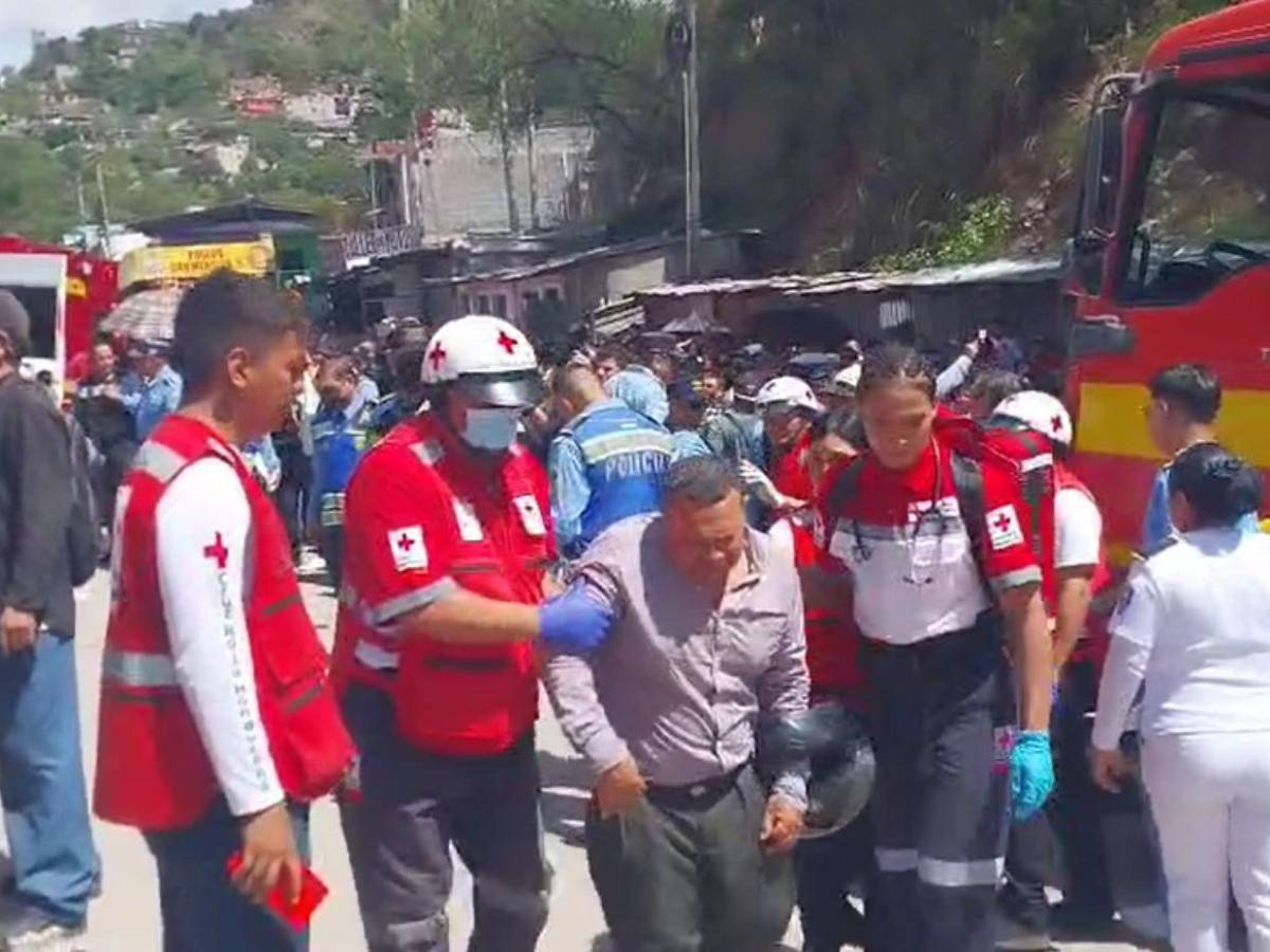 Dolor de familiares en escena del accidente de volqueta en Villa Nueva de la capital