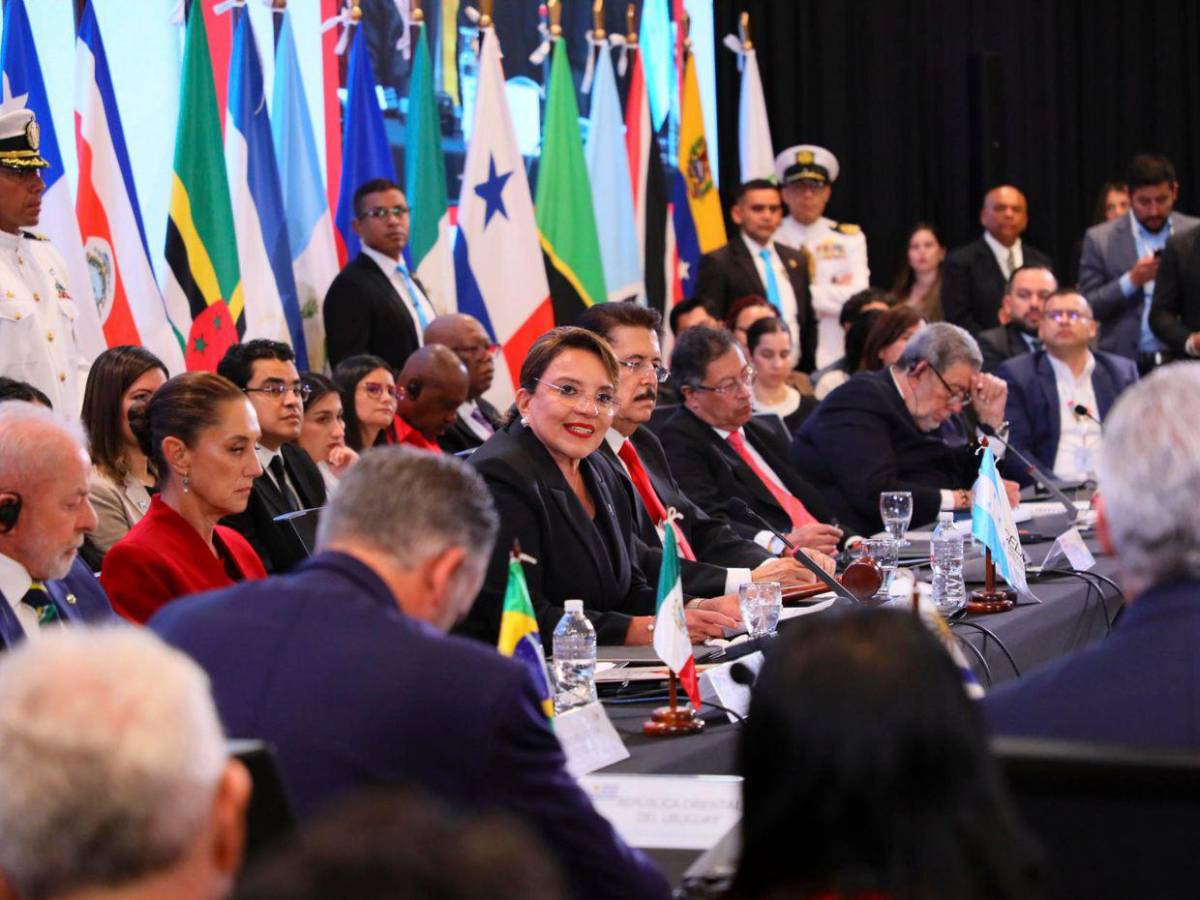 Entre secreteo y aburrimiento: los momentos y gestos incómodos en la Cumbre de la Celac