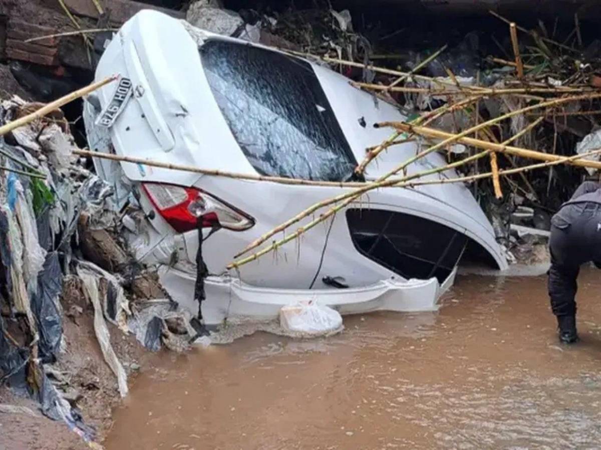 Pareja muere tras quedar atrapada en su auto por fuertes lluvias en Argentina