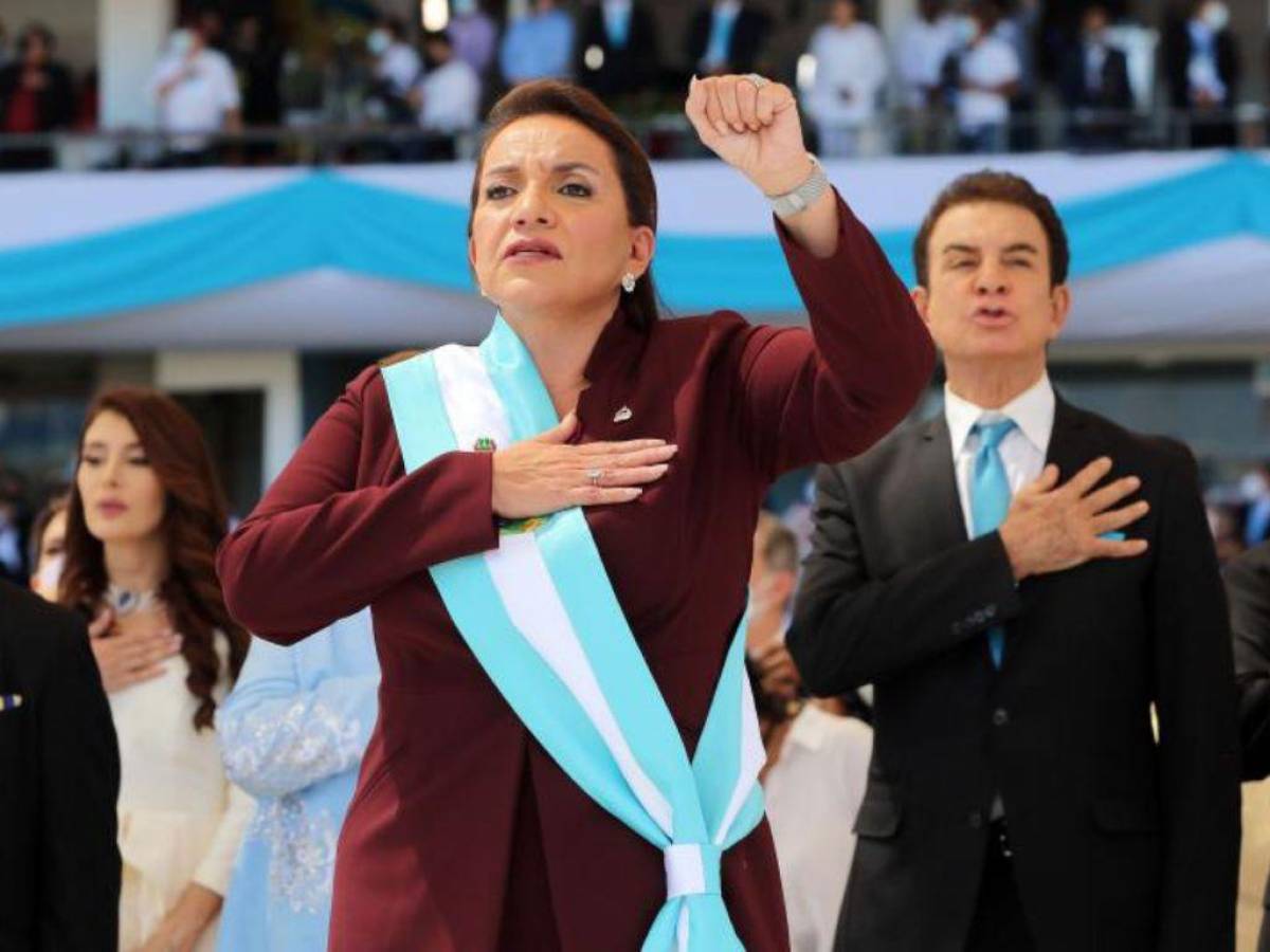 Xiomara Castro el día de la toma de posesión y detrás el designado presidencial, Salvador Nasralla.