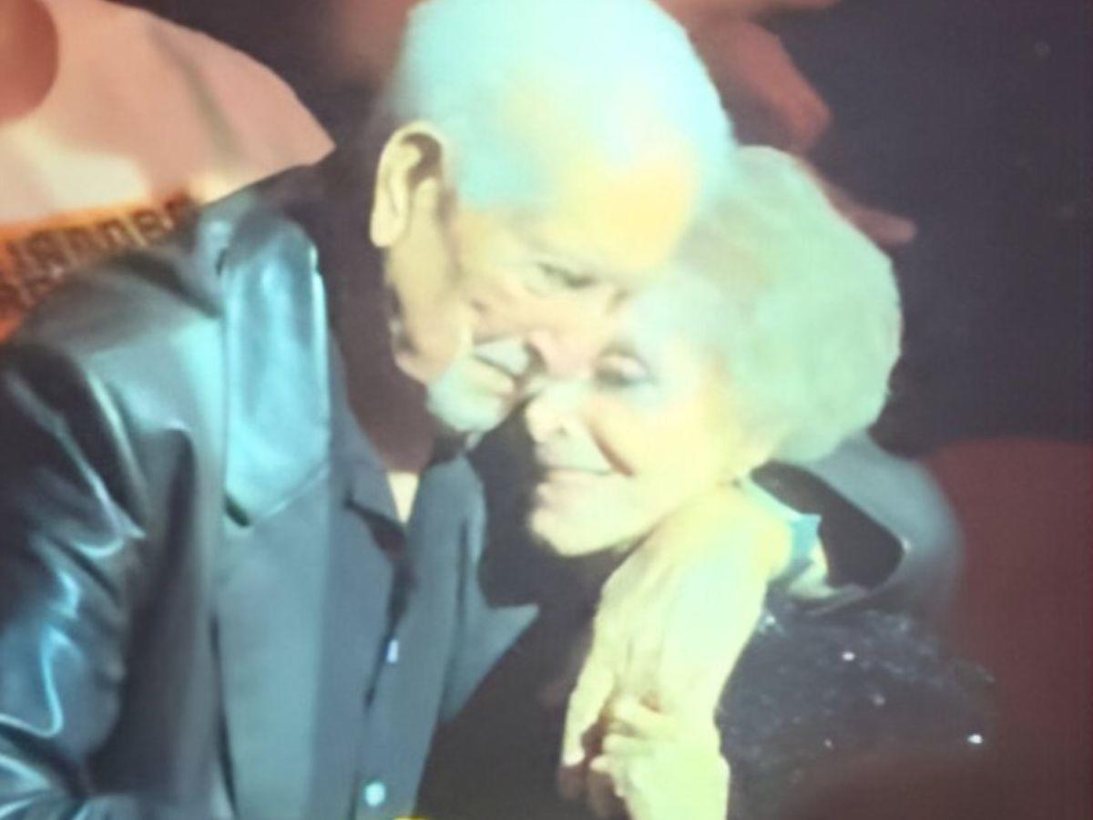 Doña Cuquita, viuda de Vicente Fernández, captada cariñosa con otro hombre en concierto