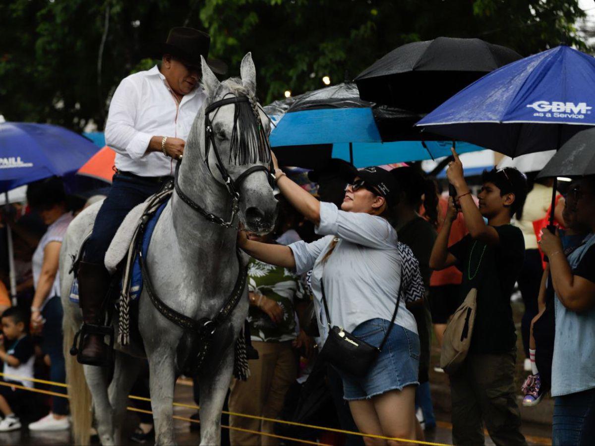 ¡Ni la lluvia los detuvo! Capitalinos disfrutan del carnaval de Tegucigalpa