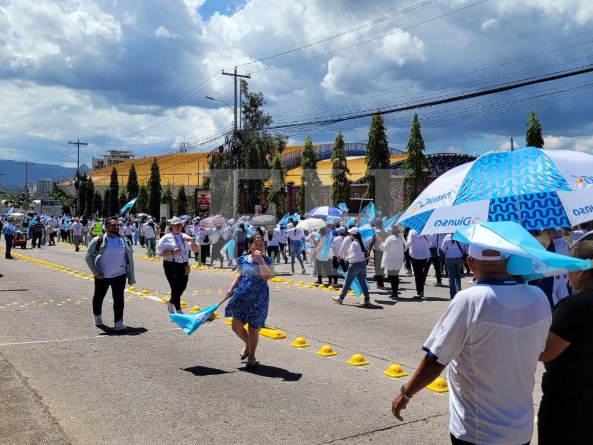 Sin banderas políticas: versículos y enormes pancartas, en la caminata de iglesias en Tegucigalpa